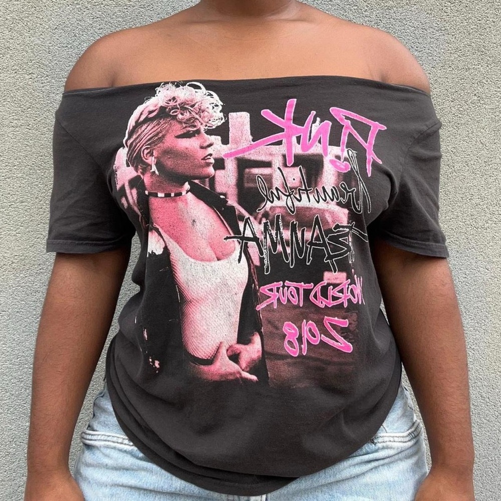 Off the shoulder graphic tshirt
